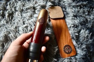 ︎
　
✴︎
　

2025.4.30 
　　

【Earthing Tok Sen WS in 大分県中津市】
　

昨年の12月に福岡講座にて
　
　

アーシングトークセンハイパーという
魔法の杖を手に入れ度々施術の中に
組み込んで使わせてもらっていましたが

　

なんと今回パワーアップした杖を
作って参りました✨
　
　

筋肉の緩みの早さ、関節周りの可動域
擦るだけでモリッとしていたコリが消える🫥　　
　
　

お客様の頭のモヤモヤや倦怠感が軽減し
浅い睡眠から深く眠れるようになった

　

「え、凄い。軽い！」などシンプルに
お客様ご自身が効果を実感してくれたり
　　

(シンプルなリアクションって
結構嬉しかったりします😊)
　　
　

アーシングトークセンから出ている
超微弱電流から得られる体感は
ひとりひとり異なりますが
　
　

体内の細胞を活性化させ
イオンバランスを整えることにより
救われる方がいらっしゃると思うと
　

より効果のあるもう一段階上の
"ハイパープラス"を作りたいと思い
今回ひと足早く中津市に
飛んできました🚗💨
 

みんなのパワースポットゆるさん宅にて
１年ぶりにお会い出来たセラピストさま
はじめましてのセラピストさまと

　　

わいわいとした活気と良い感じのユルさの中
居心地良く1日過ごさせてもらいました🌿
　　
　

美味しい中津からあげとおやつタイムまで
作ってくれたゆるさんありがとうございます♡

　　
前回同様講座の大半は図画工作🔨
　

『想いを込めて作ると効果が変わるよ✨』と
　
　

てるさんのお言葉通りに
　
　

キレイに塗装された紫色の
トークセンをお迎え出来た私は
　

♦︎第7クラウンチャクラ(頭)である紫色と

♦︎第1ルートチャクラ(尾骨)のマークを彫刻し
　　
　

チャクラを繋げるイメージで

・当てた幹部からトークセンを通じて
痛みや悪いものが抜ける🌬️

・チャクラが整い
心身共に安定感が与えてくれますように🧘

　

そんなことを考えながら作りました

　

シール選びもみんなで真剣に選んだり
(動画載せてます)
　

彫刻したデザインに漆を塗ったり
　

それぞれのかっちょ良い
　　

パワーと愛情たっぷりの
Newアーシングトークセン
　
　

お手当中いきなり身体を擦り出した時は
武器が登場したと思っていただけると嬉しいです
　

追求心が本当に凄くて感動ばかり
どこまでも進化し続けるてるみ先生
@yui.saitama 
　　　

優しくいつも温かく迎えてくれるゆるさん
@kanade_yurugi__thaimassage 

　

一緒に過ごしてくださったお姉さまたち
@izumi_kt 
@aki.nei_no_ma.32 
@kyouhalu 
@relux_wave 
@poppo0109 
@fumi_salon_fumi96 
@haru_.85 

笑ってばかりの楽しい時間を
ありがとうございました🫶🏻
　
　
______________________________ 
　

タイ古式とバリニーズのお店
【private salon Seva】

▶︎西鉄天神大牟田線 / 薬院駅 徒歩5分
　福岡市地下鉄七隈線 / 渡辺通駅 徒歩7分
▶︎営業時間12:00〜22:00(時間外要相談)
▶︎定休日　(不定休)
▶︎完全予約制/男性初回オイル不可

〒810-0021　
福岡県福岡市中央区今泉1丁目2-30
天神プレイスEast棟603号室

_______________________________ 
　
　

#福岡市#福岡リラクゼーション
#今泉#福岡タイ古式#タイ古式
#タイ古式マッサージ#Thaimassage
#ドライヘッドマッサージ
#プライベートサロン#福岡市サロン
#アーシングトークセン#中津市