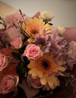 ︎✴︎

　
2025.11.12(Wed)
　

静かに迎えた4周年💐
　

数日前まで毎日のように県外から
セラピストさまやお友達が福岡へ
足を運んでくれていたり講習や
練習会だったりセッション会etc..
　

お客様のお迎えと
同時進行の日々でして
　

会いに来てくれた皆さま
目の前のこと今は大切に　

落ち着いたら更新しようと思っていたら
月末になってしまいました　

周年日の当日は沖縄から
セラピスト友だちの
ともちゃんが来福していて
サプライズでお花を贈ってくれたり
 

お花だけではなく
言葉や優しい想いを受け取ると
 

(お声かけやメッセージくれた方も
ありがとうございました♡)
 

つい顔がほころびますね😊
 
 
少しずつSevaを知ってもらえる機会や
形となってセラピスト仲間との交流の場が
増えたのも4年間続けてこられた今があるからです　
　

たくさんの方に支えられ
時には誰かの支えになれるよう
　
　

日頃から感謝の気持ちを忘れずに　
　

5年目もよろしくお願いいたします🦋

　

いただいた花束は
『４歳のかわいらしいイメージ』らしい💐
　
　

"ありがとう" 
　
　
　
Kaoru.
　
______________________________ 
　

タイ古式とバリニーズのお店
【private salon Seva】

▶︎西鉄天神大牟田線 / 薬院駅 徒歩5分
　福岡市地下鉄七隈線 / 渡辺通駅 徒歩7分
▶︎営業時間12:00〜22:00(時間外要相談)
▶︎定休日　(不定休)
▶︎完全予約制/男性初回オイル不可

〒810-0021　
福岡県福岡市中央区今泉1丁目2-30
天神プレイスEast棟603号室

_______________________________ 
　
　

#福岡市#福岡リラクゼーション
#今泉#福岡タイ古式
#タイマッサージ
#福岡市サロン
#プライベートサロン
#thaimassage
#fukuokamassage